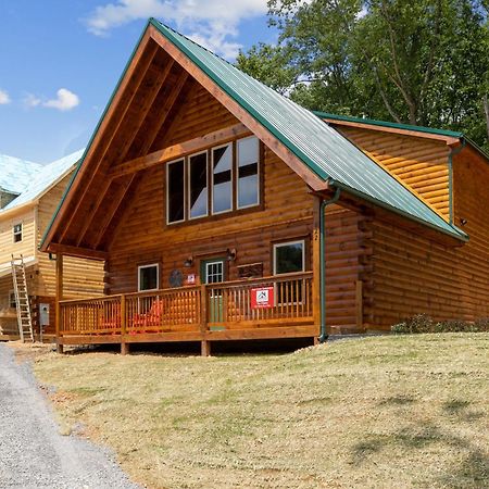 The 3 Bears Is A Newly Built 3 Bedroom Cabin Only 3 Minutes From The Parkway! Pigeon Forge Exterior photo